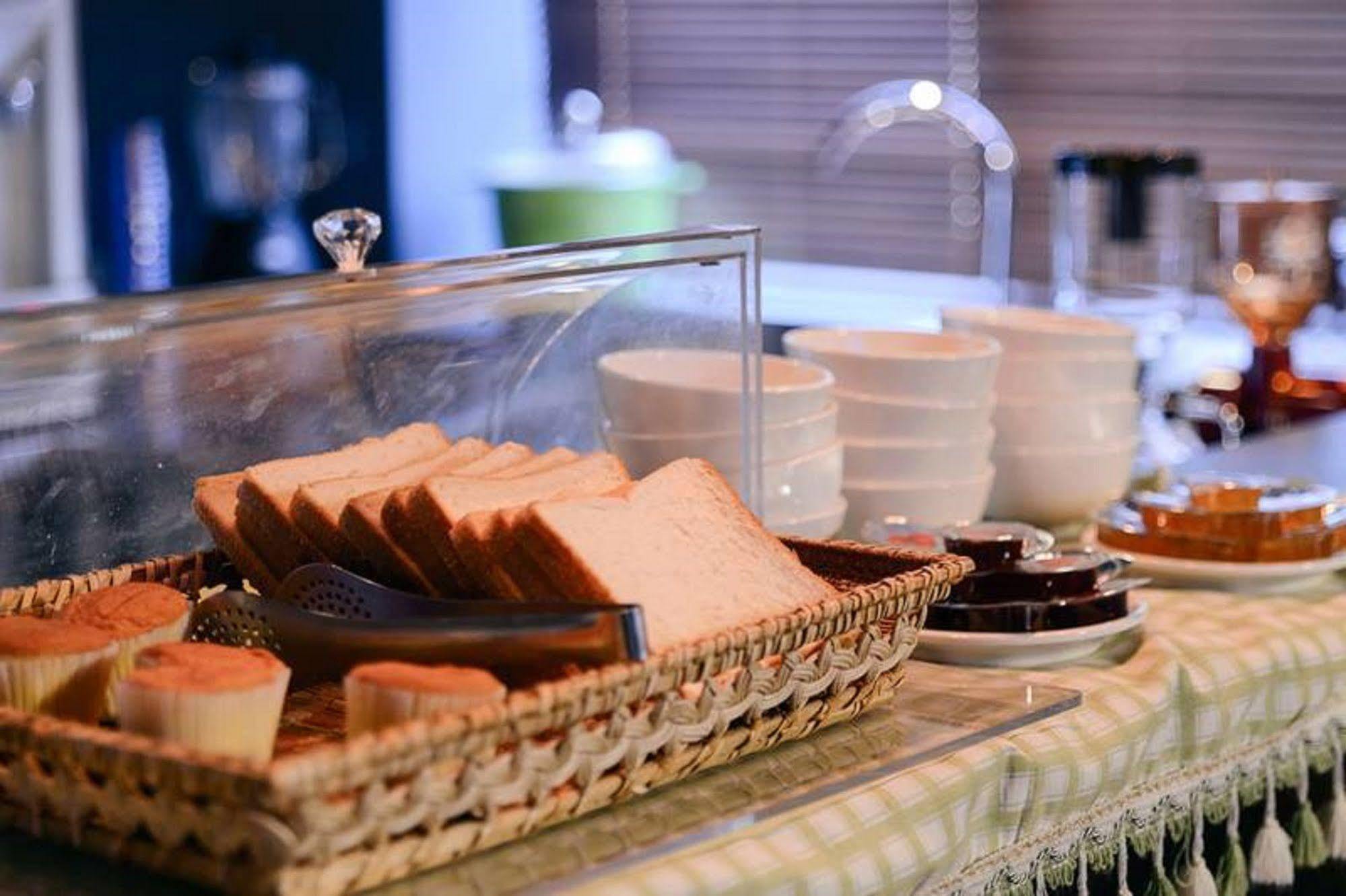 Kiwi Express Hotel-Taichung Station II מראה חיצוני תמונה